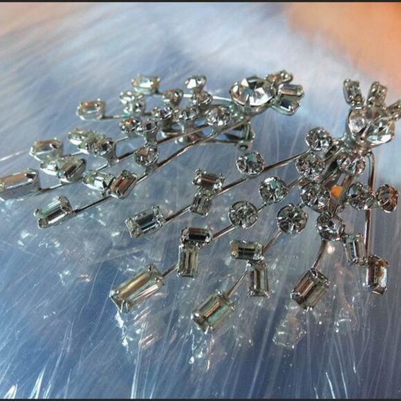 1940s Art Deco Crystal Fireworks Vintage Clip Earrings - Picture 2 of 5